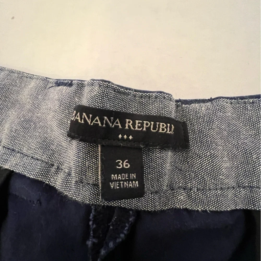 BANANA REPUBLIC MENS SHORTS  SIZE 36 NAVY BLUE w/LIGHTER DESIGN.
